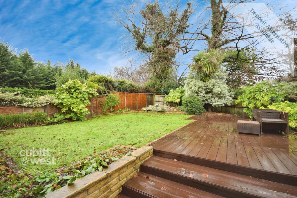 Additional image 2 of 6 bed detached house to rentCrawley Lane, Crawley RH10