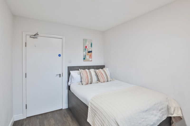 Additional image 2 of 5 bed flat to rentRoyal Park Road, Hyde Park, Leeds LS6