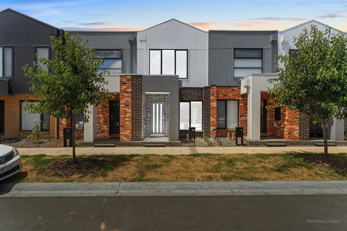 39 Cabo Circuit, Clyde North VIC 3978
