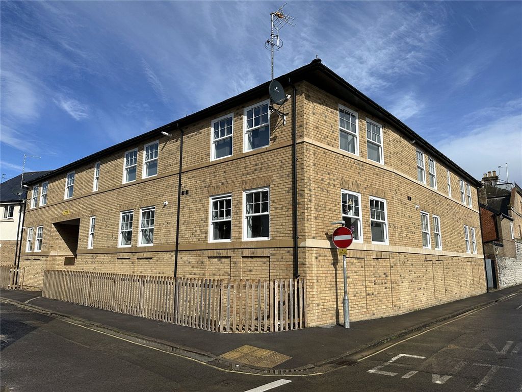 2 bed flat to rentWood Street, Taunton, Somerset TA1