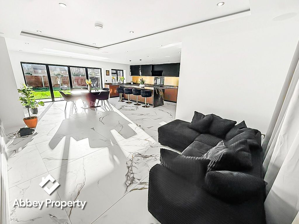 Additional image 2 of 5 bed semi-detached house to rentPriestleys, Luton LU1