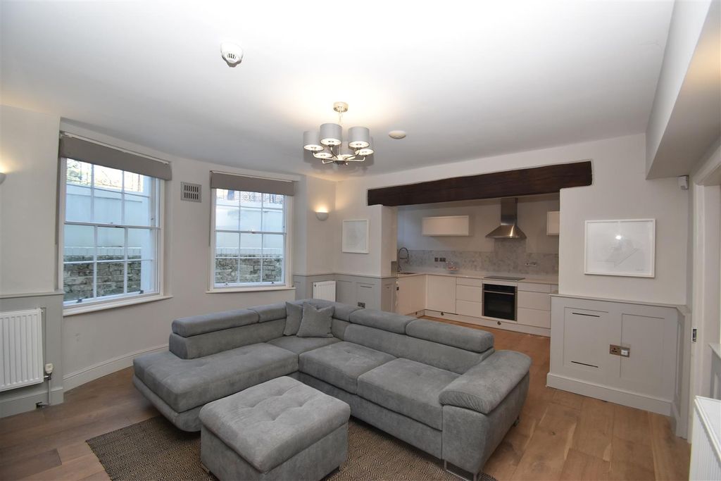 Additional image 2 of 2 bed flat to rentClarendon Crescent, Leamington Spa CV32