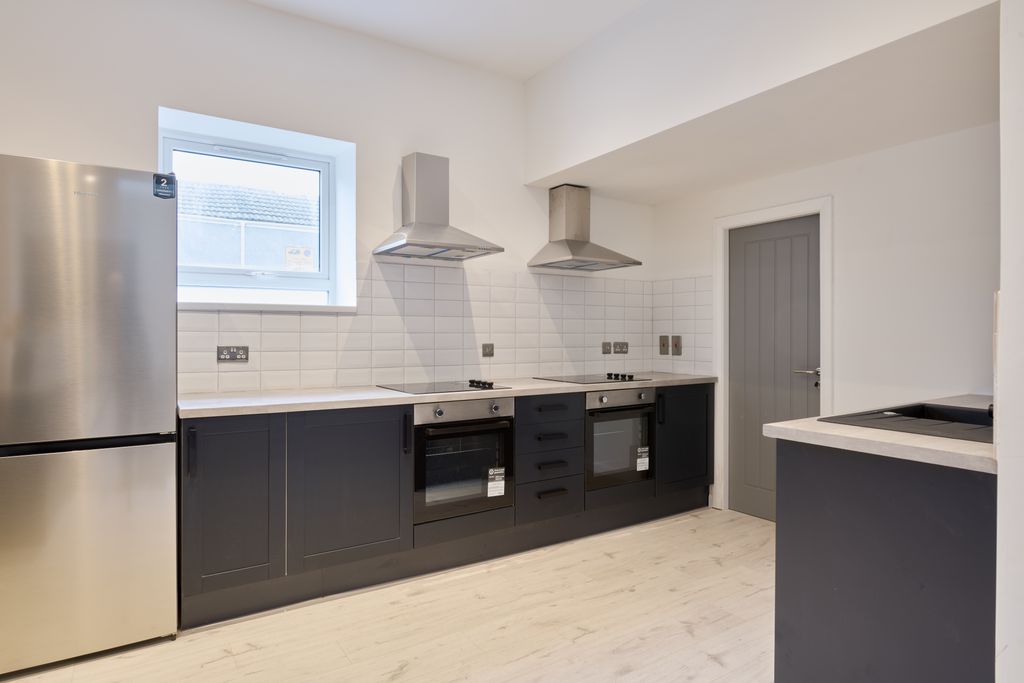 6 bed shared accommodation to rentRichardson Street, Swansea SA1 photo 3