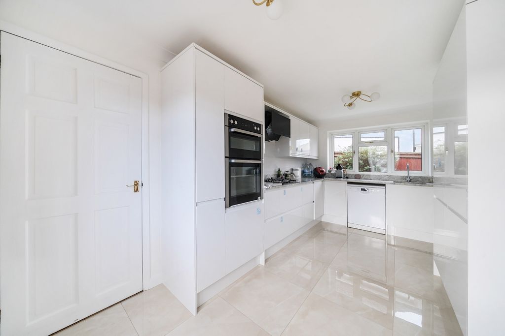 Additional image 2 of 4 bed detached house to rentHarlands Road, Haywards Heath RH16