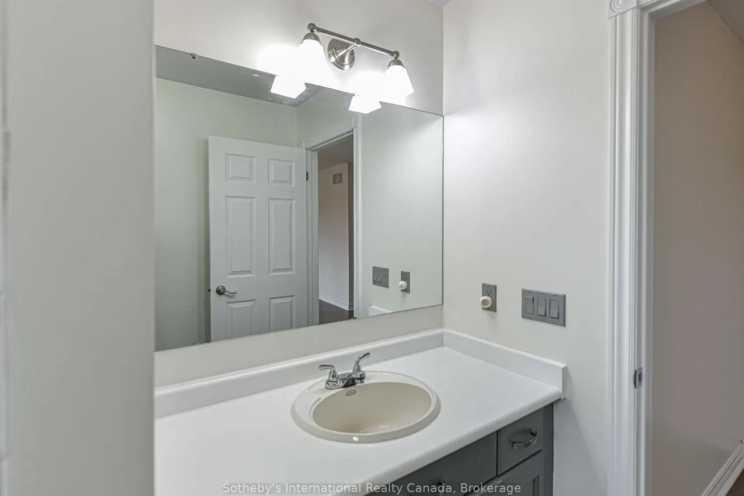 Additional image 20 of 10 Museum Drive 101