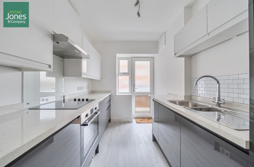 2 bed flat to rentWinchelsea Gardens, Worthing, West Sussex BN11