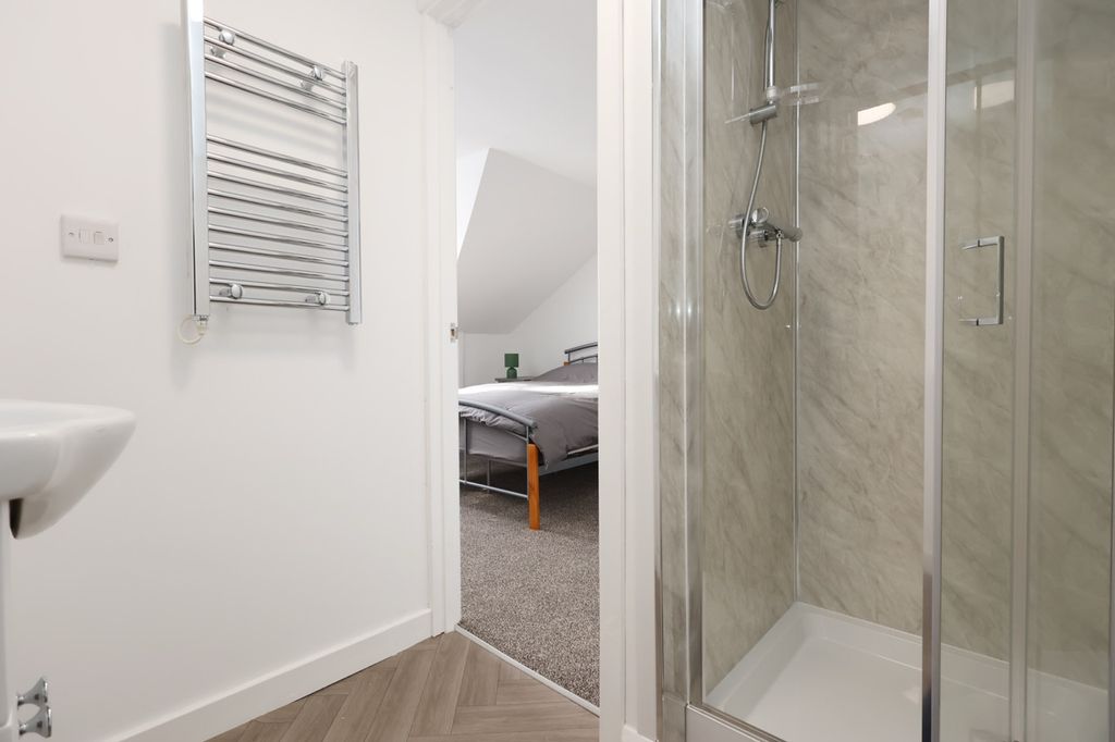 9 bed shared accommodation to rentNew Street, Burry Port SA16 photo 5