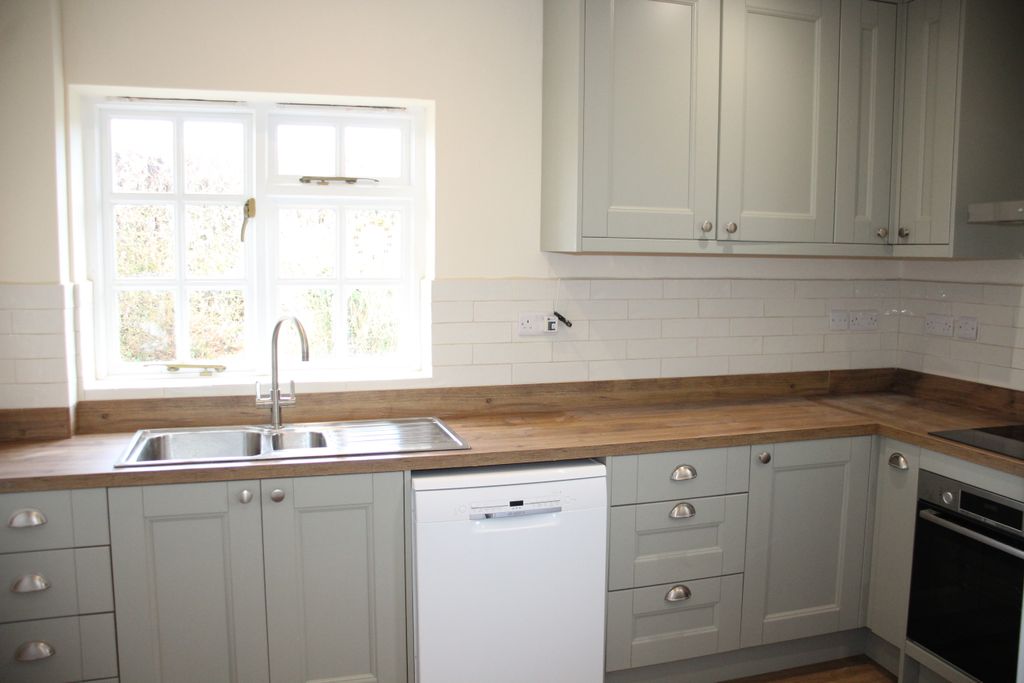 Additional image 2 of 3 bed cottage to rentRadley, Hungerford RG17