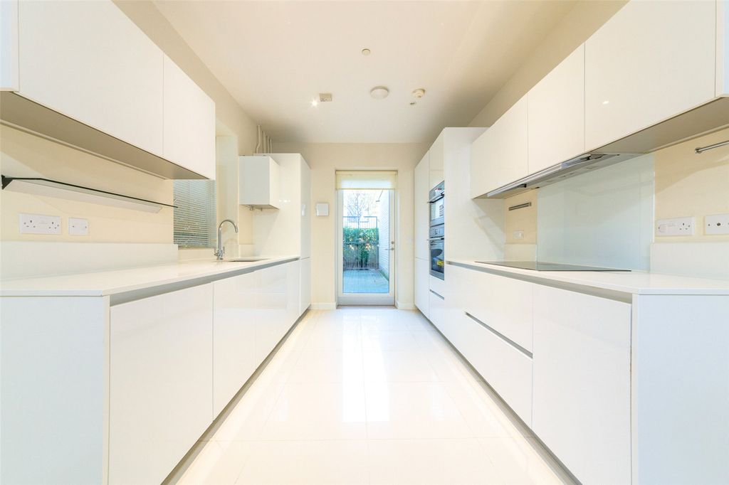 Additional image 2 of 4 bed terraced house to rentForbes Close, Trumpington, Cambridge CB2