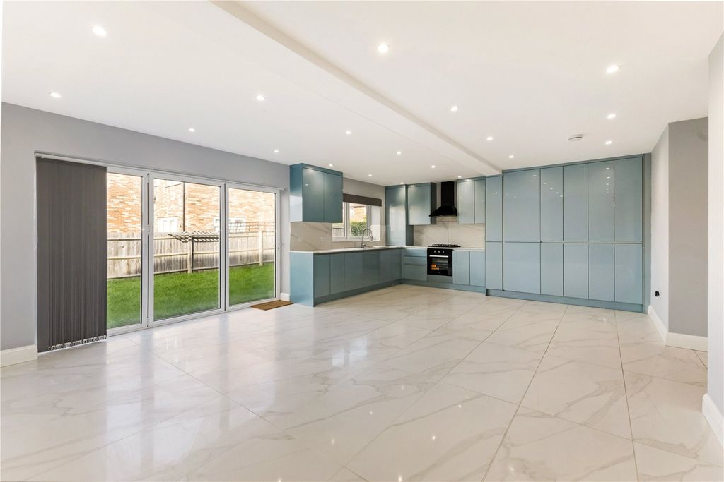 Additional image 2 of 8 bed semi-detached house to rentRockley Road, Luton, Bedfordshire LU1