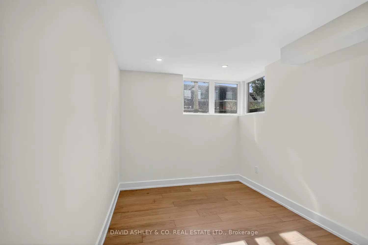 612 Tweedsmuir Avenue photo 5