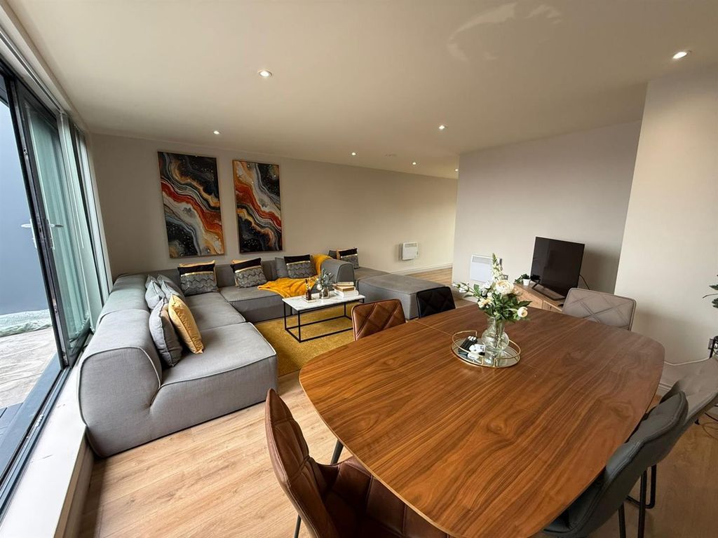 2 bed flat to rentFlat 49, 53, Centenary House, North Street Leeds LS2 photo 3