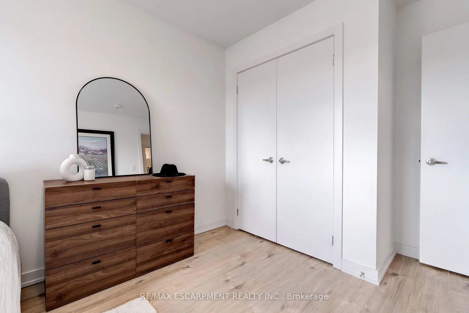 Additional image 16 of 590 North Service Road 46