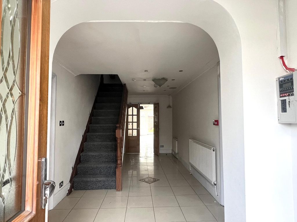 Additional image 16 of 10 bed detached house to rentSomerset Way, Iver SL0