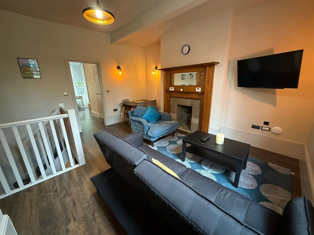 3 bed flat to rentQueen Square, Leeds LS2 photo 3