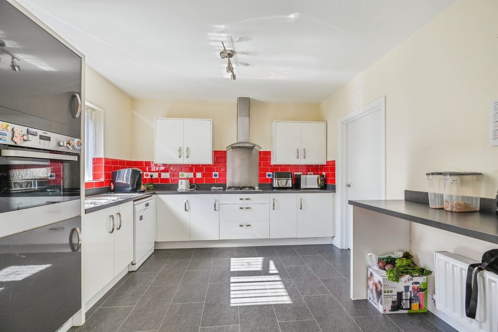 Additional image 8 of 5 bed property to rentDewberry Court, Derby DE24