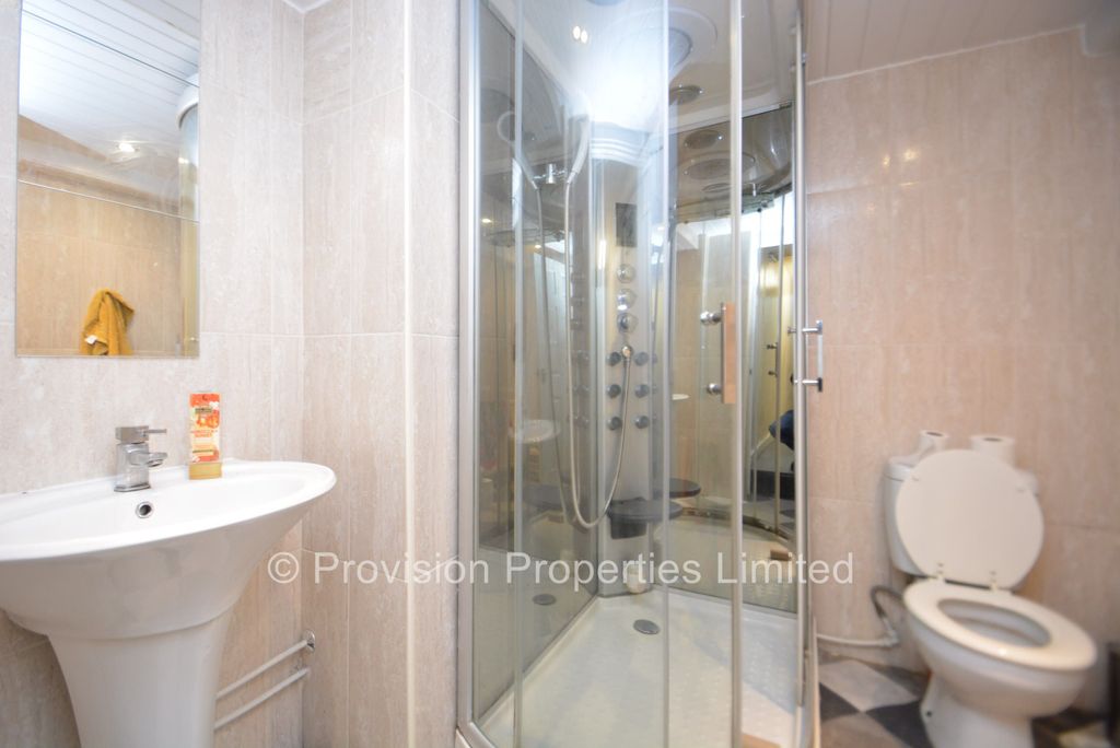 Additional image 7 of 8 bed terraced house to rentChestnut Avenue, Hyde Park, Leeds LS6