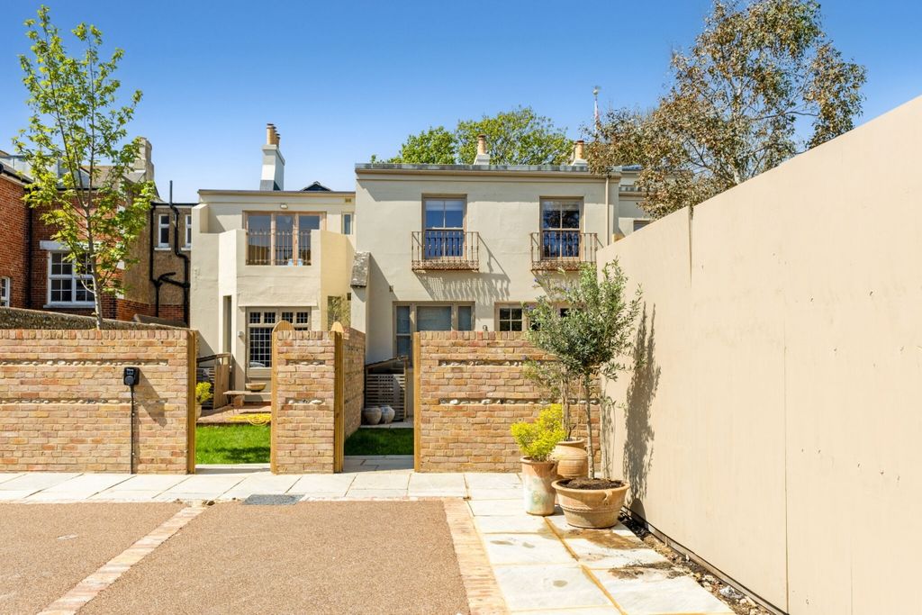Additional image 6 of 4 bed terraced house to rentLodge Court, The Street, Shoreham-By-Sea BN43