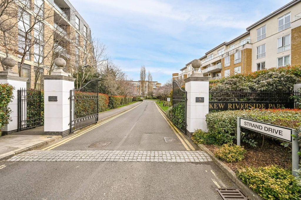 Additional image 15 of 3 bed flat to rentStrand Drive, Kew, Richmond TW9