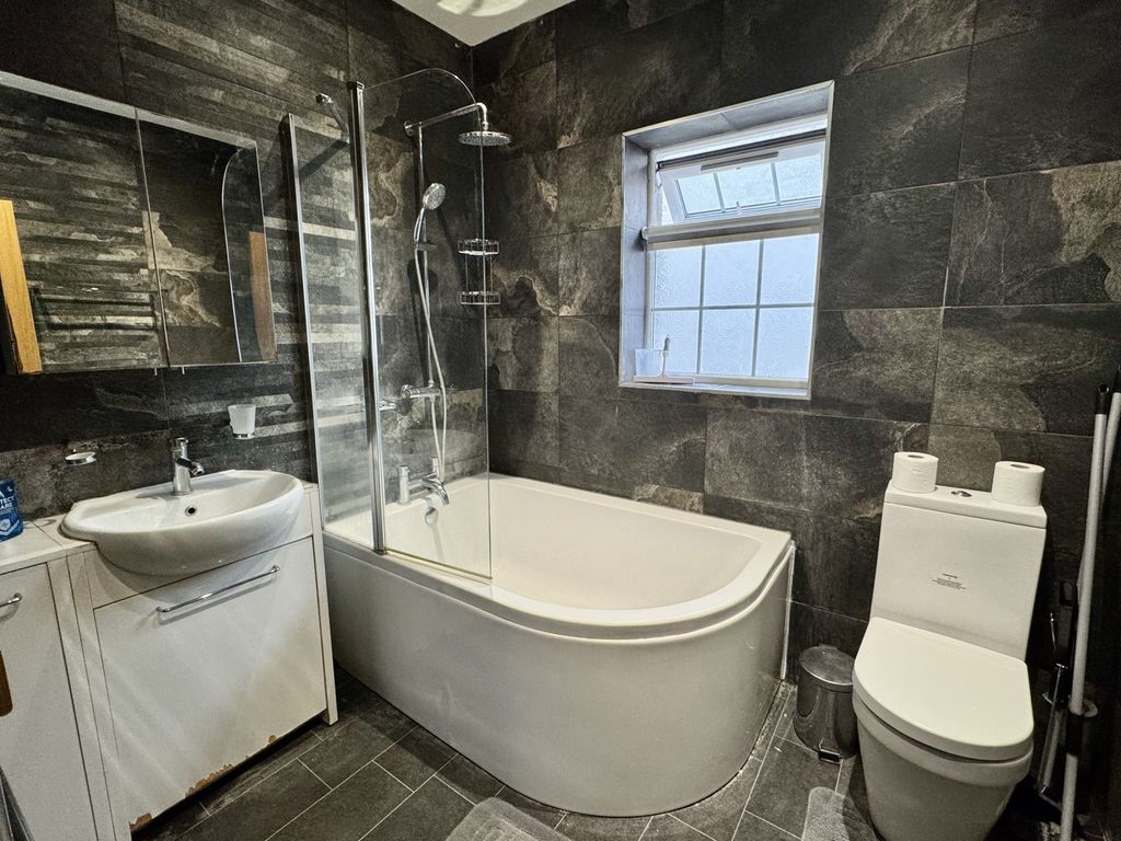Additional image 10 of 8 bed terraced house to rentDunstable Road, Bedfordshire LU4