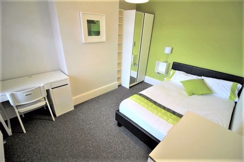 Room to rentFully Furnished Double Room To Let, Chester Street, Town Centre SN1