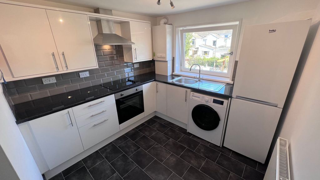 4 bed shared accommodation to rentKing Edwards Road, Swansea SA1 photo 2