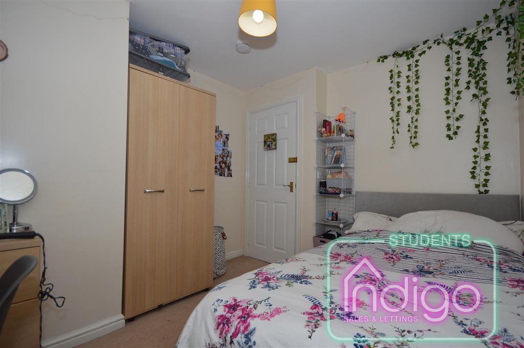 6 bed shared accommodation to rentGodwin Way, Stoke-On-Trent ST4 photo 2