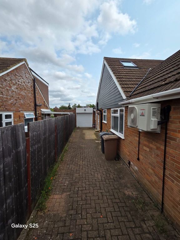 Additional image 2 of 4 bed detached house to rentFieldgate Road, Luton, Bedfordshire LU4