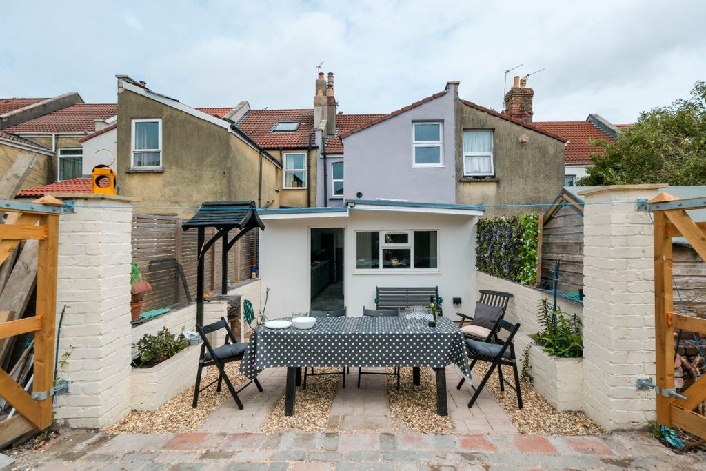 5 bed semi-detached house to rentDouglas Road, Horfield, Bristol BS7