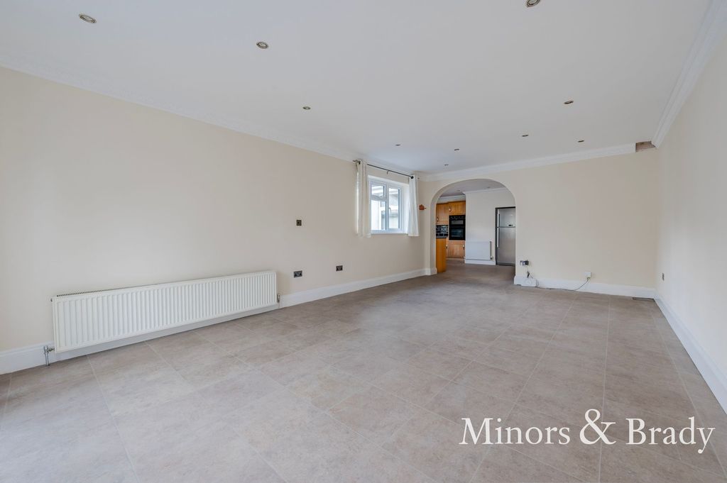 Additional image 7 of 5 bed detached bungalow to rentYarmouth Road, Lowestoft NR32