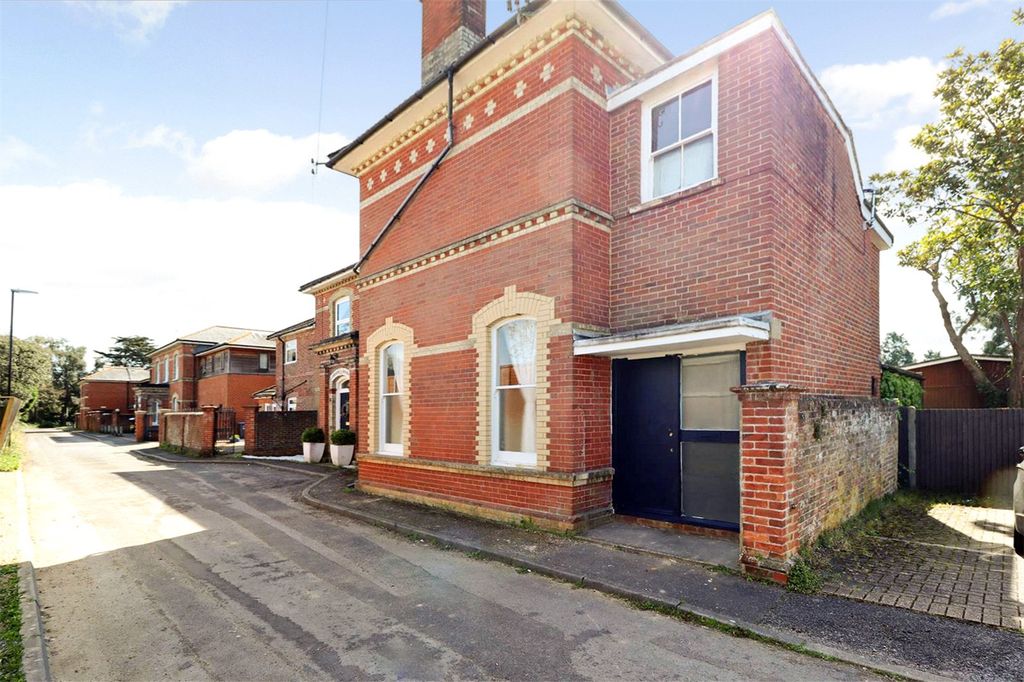 1 bed maisonette to rentCambrian House, Upper St. Johns Road, Burgess Hill, West Sussex RH15