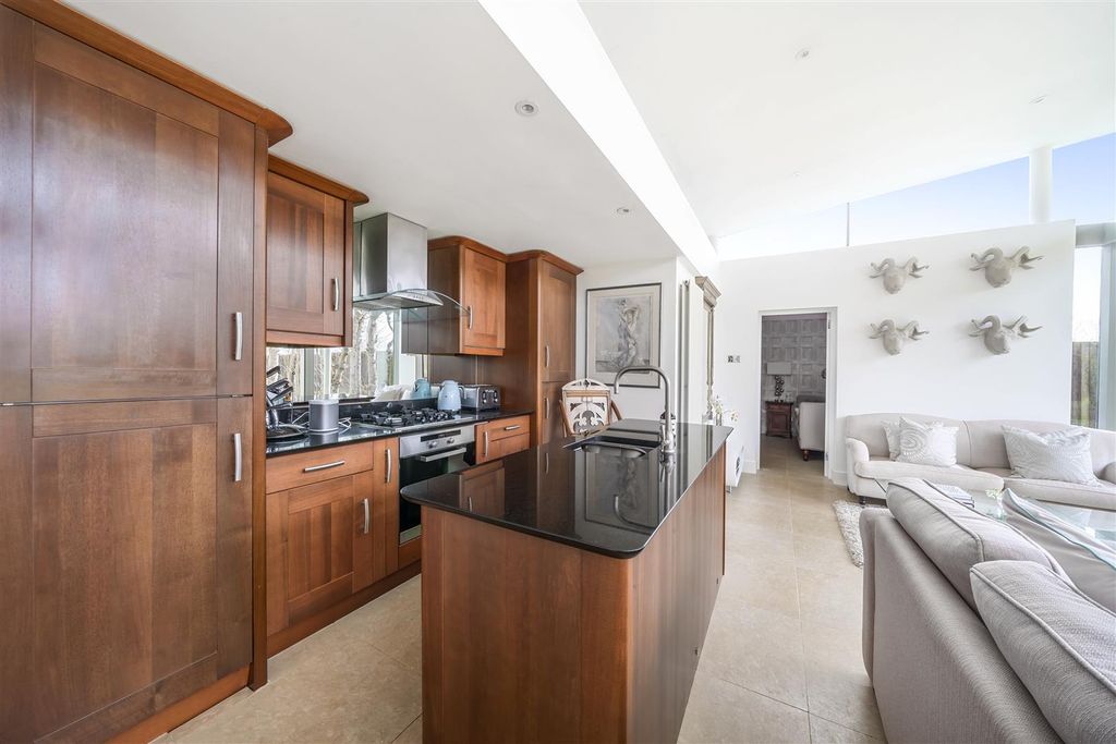 Additional image 17 of 6 bed detached house to rentPelhams Walk, Esher KT10