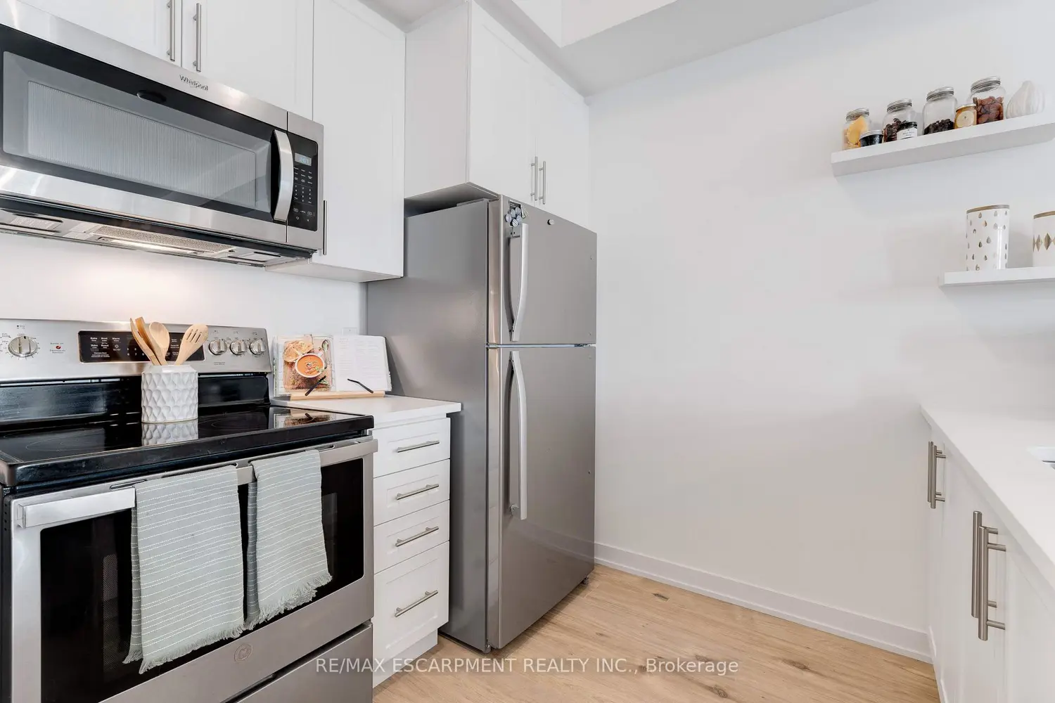 Additional image 20 of 590 North Service Road 46