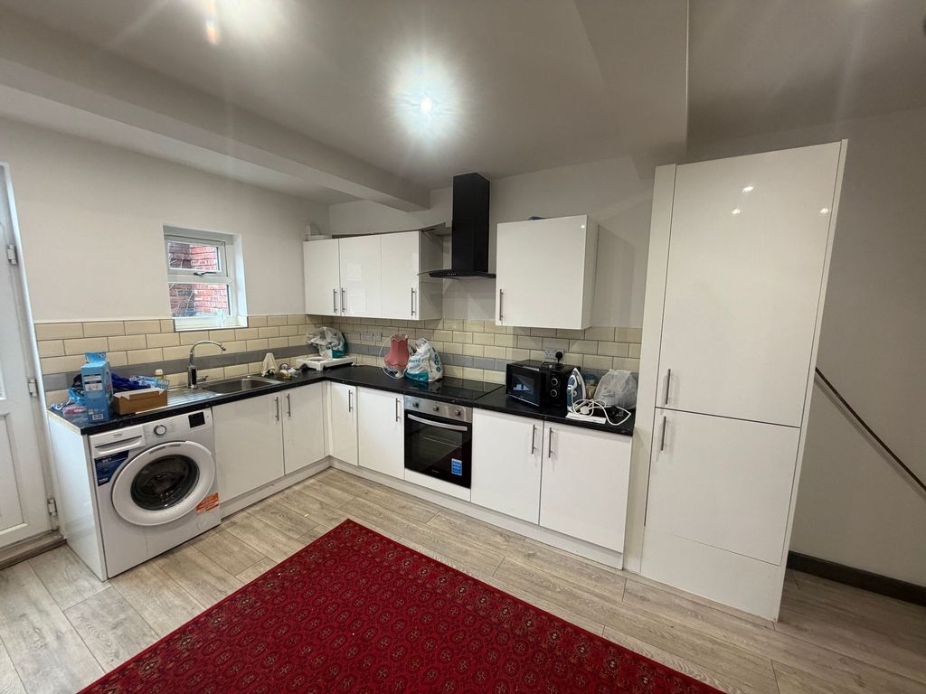 4 bed flat to rentAbbeydale Road, Sheffield S7
