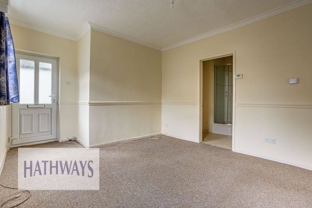 1 bed flat to rentTwo Locks Road, Two Locks NP44 photo 3