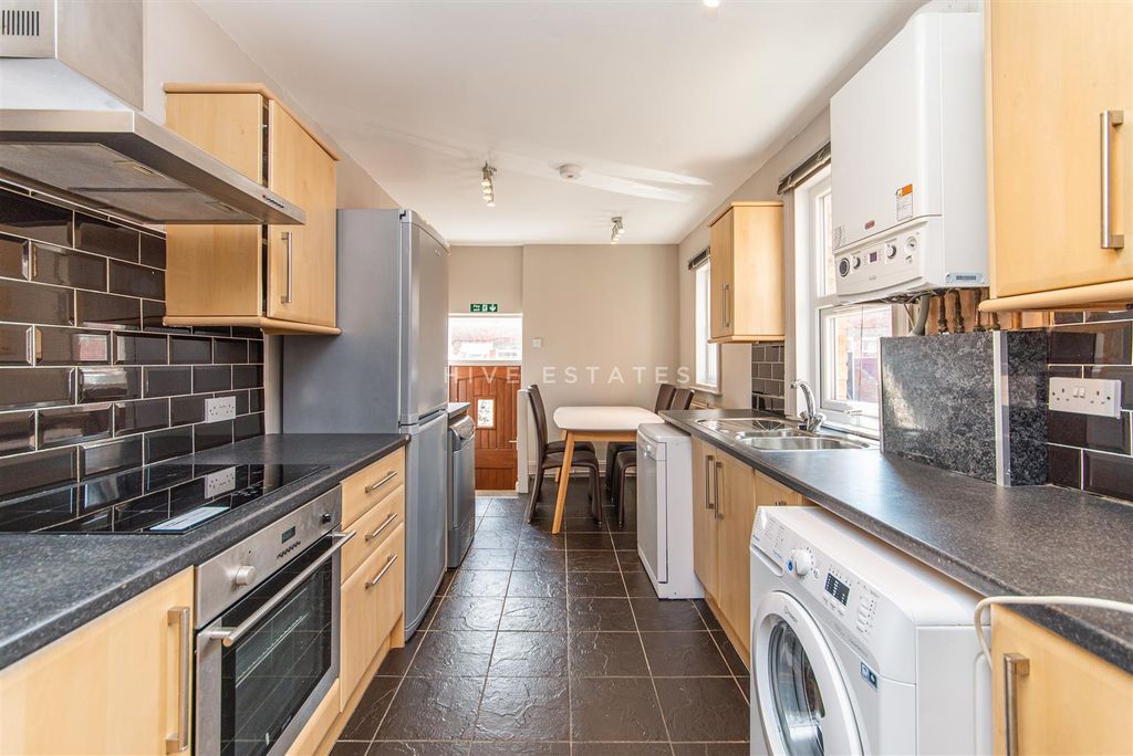 6 bed shared accommodation to rentOakland Road, Jesmond, Newcastle Upon Tyne NE2 photo 3