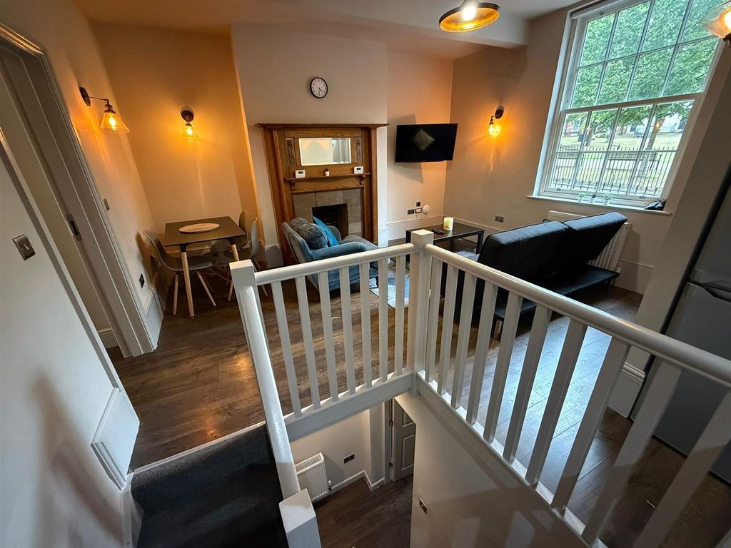 3 bed flat to rentQueen Square, Leeds LS2 photo 2