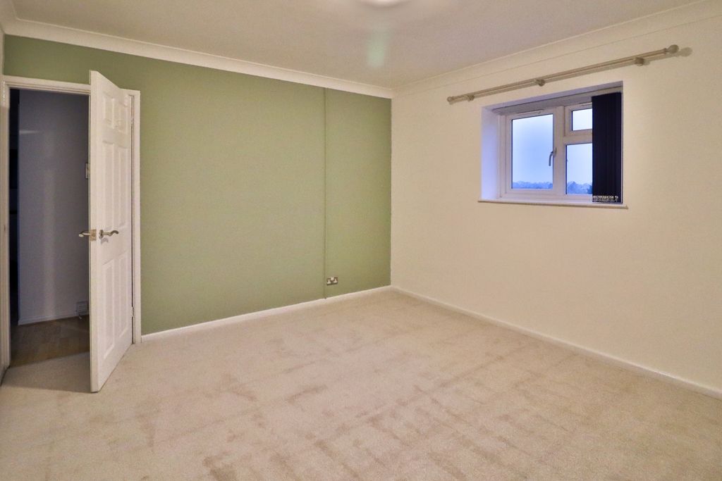 Additional image 4 of 2 bed flat to rentFlat 4, 2nd Floor Flat, Express Buildings, 2A Howsell Road, Malvern WR14