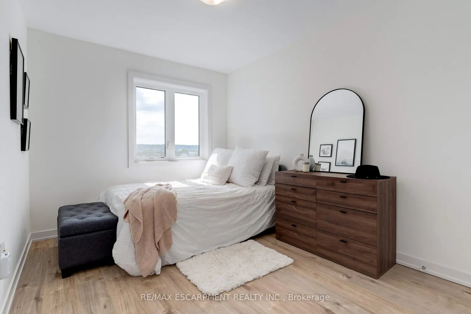 Additional image 15 of 590 North Service Road 46