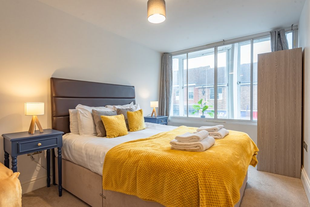 Additional image 5 of 2 bed flat to rentBear Lane, Newbury RG14