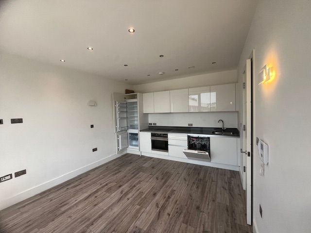 Additional image 2 of 2 bed flat to rentLeat House, Overbridge Square, Newbury RG14