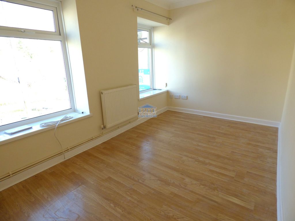 2 bed flat to rentFlat, 2B Gwalia Buildings, Commercial Street, Ogmore Vale, Bridgend. CF32 photo 4