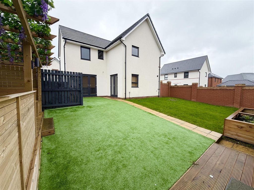 4 bed detached house to rentAutumn Fields, Waverley, Rotherham S60