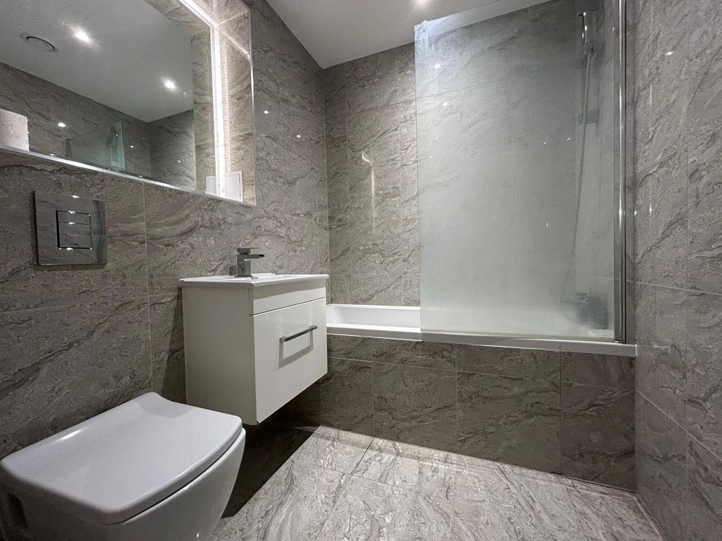 Additional image 2 of 2 bed flat to rentLeat House, Overbridge Square, Newbury RG14