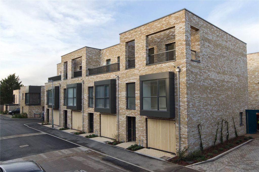 4 bed town house to rentFowler Avenue, Trumpington, Cambridge, Cambridgeshire CB2