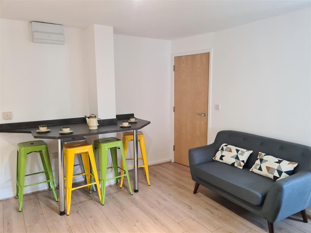 5 bed shared accommodation to rent17 The Forum, Tiverton Way, Cambridge - Group Saver CB1 photo 4