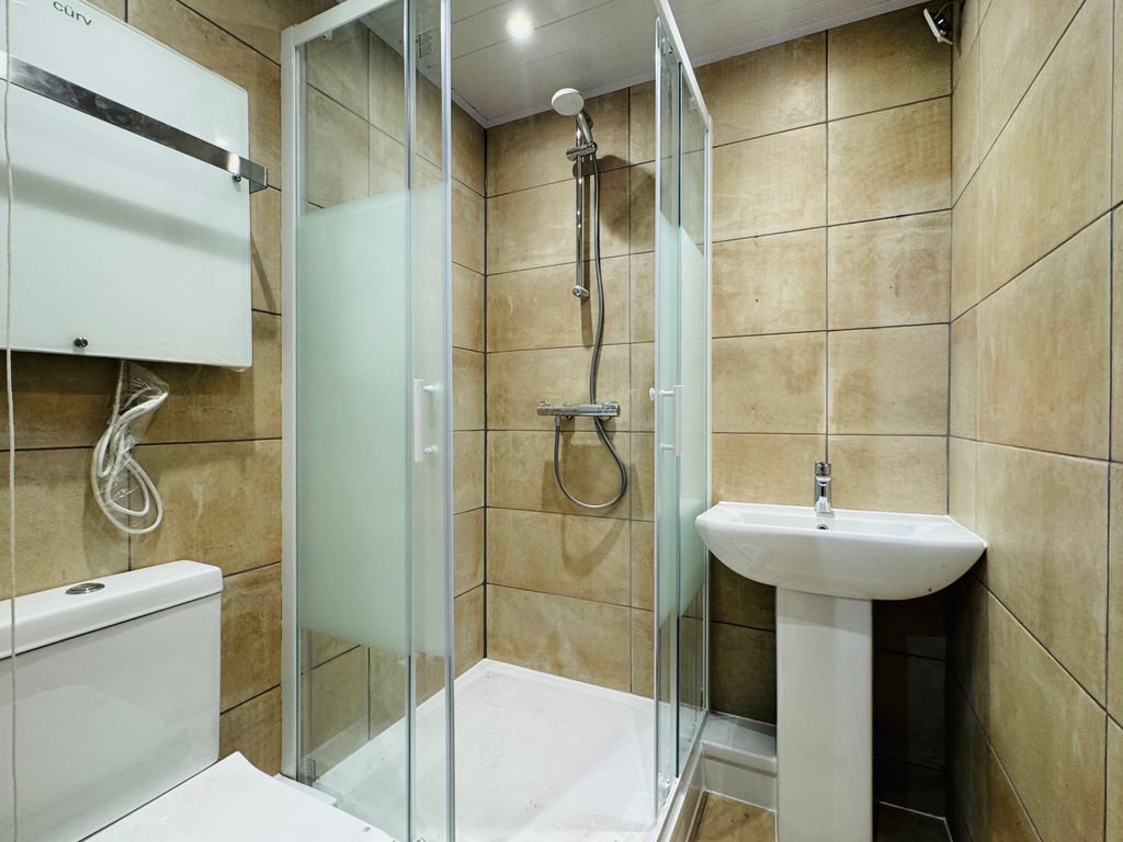 2 bed flat to rentCarmarthen SA31 photo 4