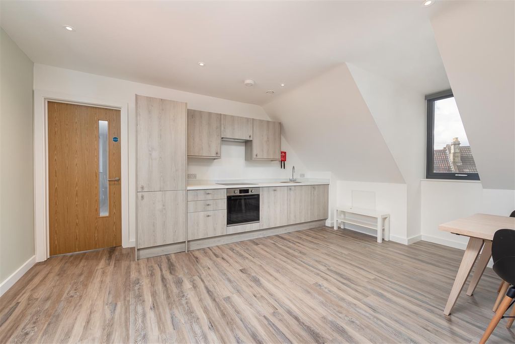 Additional image 2 of 4 bed flat to rentNew North Road, Exeter EX4