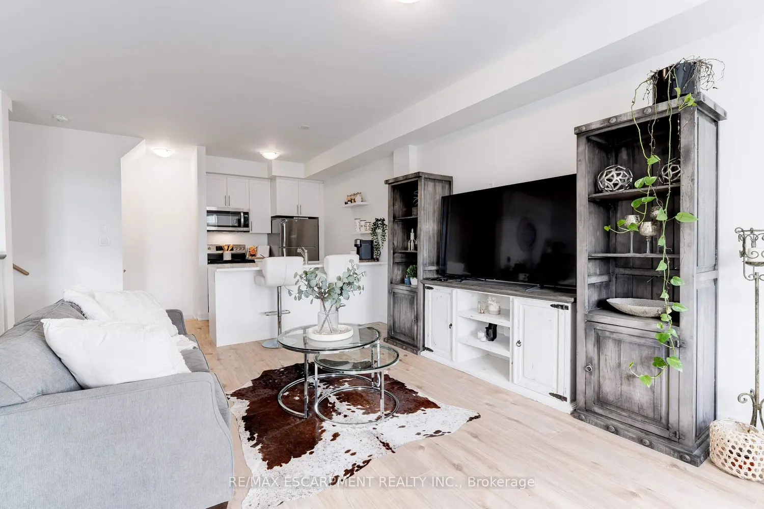 Additional image 10 of 590 North Service Road 46