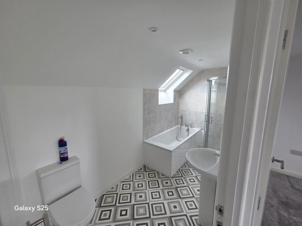 Additional image 4 of 4 bed detached house to rentFieldgate Road, Luton, Bedfordshire LU4